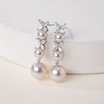 Boucles Oreilles Symphonie Nuptiale. Pendants Or blanc, diamants, perles Akoya