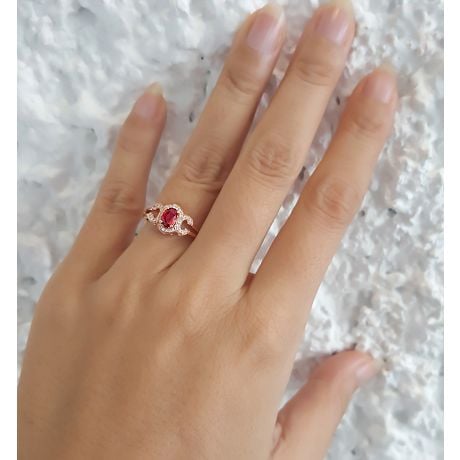 Bague de fiançailles en rubis diamants et or rose. Motifs bouclés
