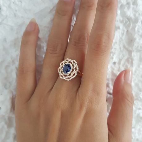 Bague fiancailles saphir bleu diamants. Or jaune, fleur éclose
