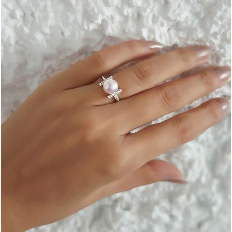 Bague monture rail. Or blanc, Diamants sertis et Perle Akoya