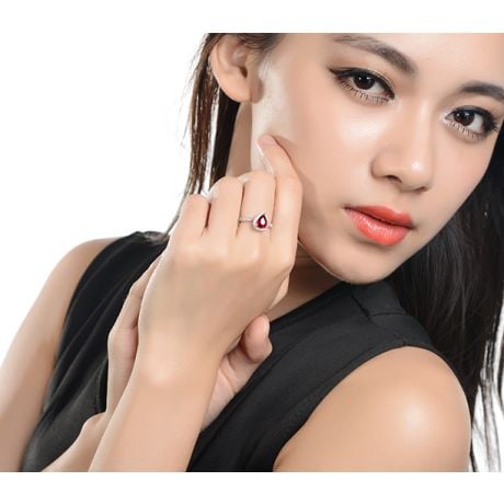 Bague Comtesse Rubis Poire et Diamants. Or blanc