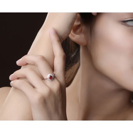 1 rubis, des diamants et de l'or blanc : Bague Florali