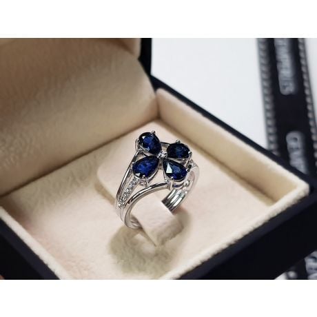 Bague solitaire saphirs fleur et Or blanc. Linéaire diamants