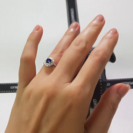 Bague fiançailles solitaire. Saphir bleu Or blanc et diamants