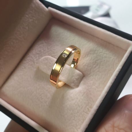 Duo d'alliances Or jaune et diamants. Une pointe d'amour