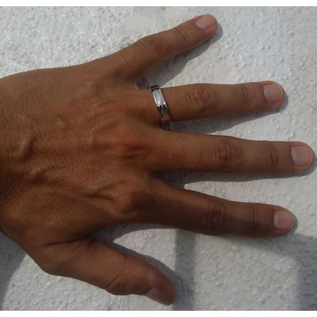 Alliance homme platine stylé en diagonale. Diamant clos | Eolas