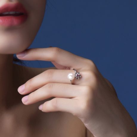 Bague fleur. Or blanc, perle Akoya et saphir rose