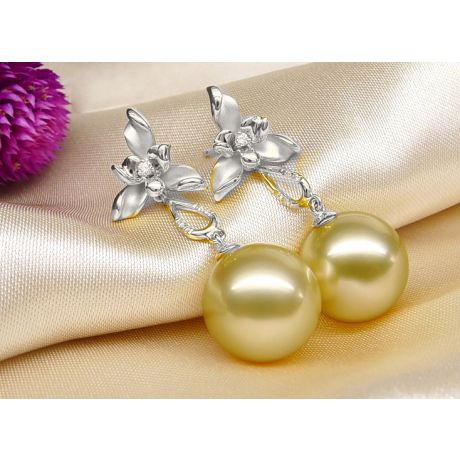 Boucles d'oreilles 3 pétales gold. Perles des mers du Sud or blanc