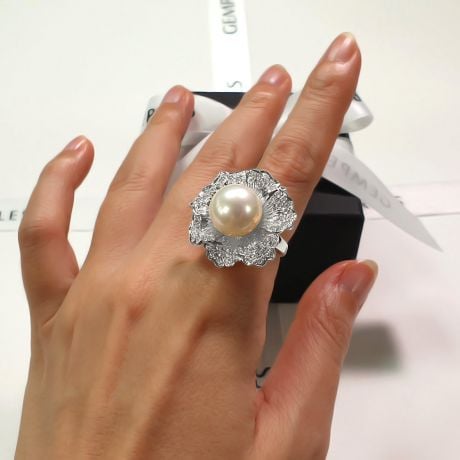 Bague perle d'Australie - Fleur or blanc pétales ajourées - Diamants