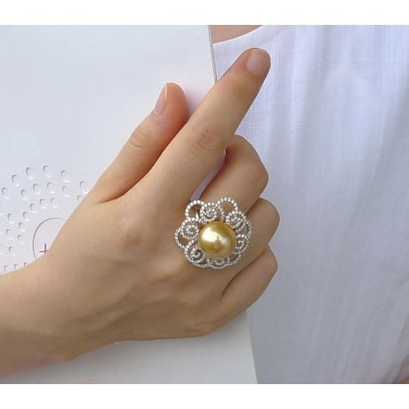 Bague Fleur arabesque perle dorée. Or blanc et diamants