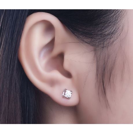 Puces diamants griffes taille brillant 0.20 carat. Personnalisables platine