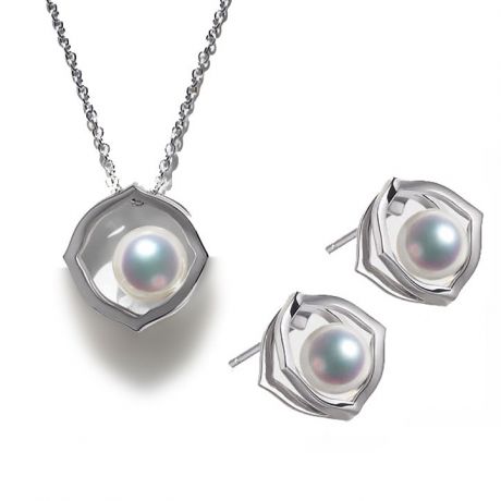 Pendentif, Bague et Boucles Coco Chanel. Perles Akoya, Or blanc, Diamants