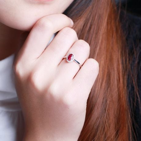 Bague rubis diamants et or blanc - Classique - Contraste éblouissant