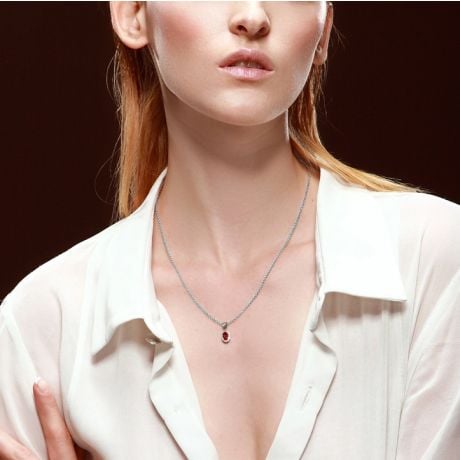 Pendentif Madame Or blanc 18 carats. Rubis ovale diamants pendeloque