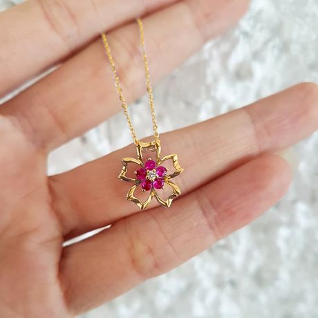 Pendentif fleur 5 feuilles - Or jaune 18 carats - Rubis 0.30 ct