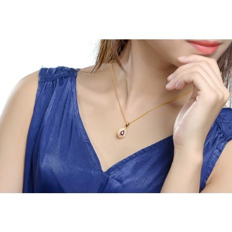 Pendentif rubis rouge vif taillé poire. Diamants sertis et Or jaune