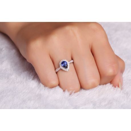 Bague de fiancailles saphir forme poire. Or blanc, diamants