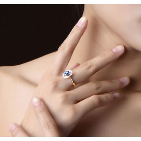 Bague saphir bleu. Or jaune, diamants myriade