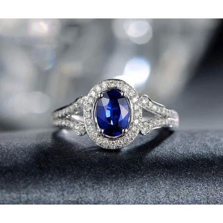 Bague fiançaille saphir ovale 1 carat. Or blanc. Pavage diamants