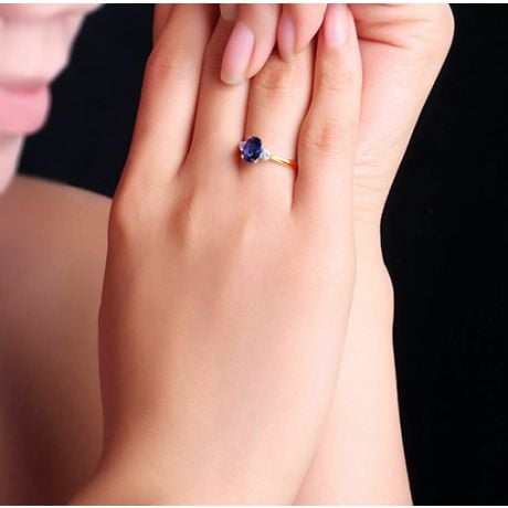 Solitaire trilogie saphir bleu 1 carat avec 2 diamants. Or jaune