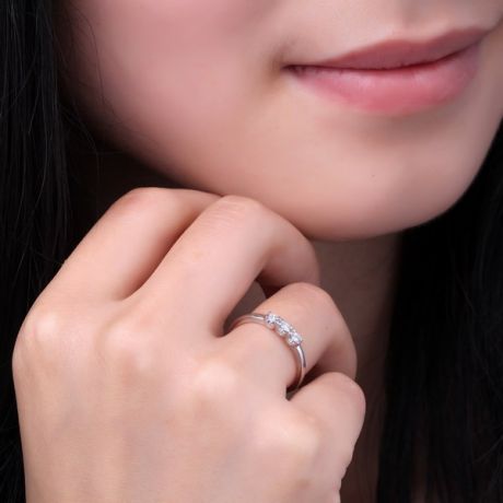 Bague trilogie sertie griffes de 0.12 carat - Platine 750/1000 | Hepburn