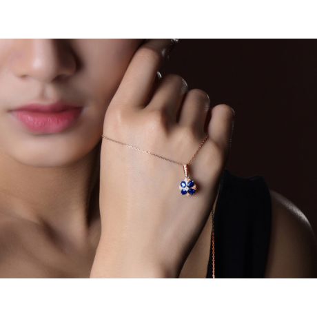 Pendentif solitaire fleur bleue. Or rose, saphirs et diamants