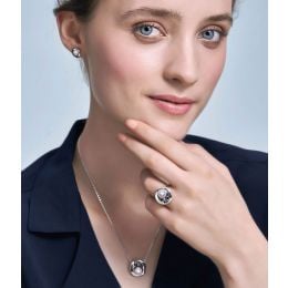 Pendentif, Bague et Boucles Seiza. Perles Akoya, Or blanc, diamants. 