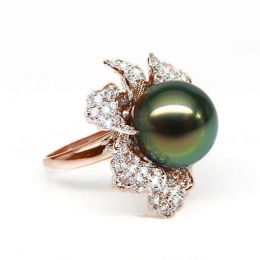 Bague perle de Tahiti - Pétales, fleur pavée de diamants - O