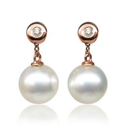 Boucles Albrizzi. Perle blanche 9/9.5 mm, Diamants, Or rose