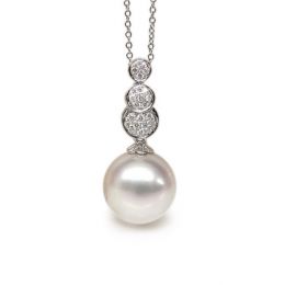 Pendentif de joaillerie en or blanc, diamants et perle d’Aus