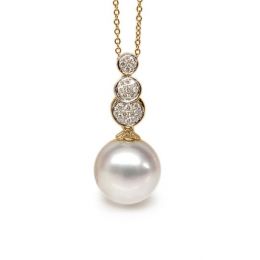 Pendentif de joaillerie en or jaune, diamants et perle d’Aus