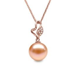 Pendentif Jeune pousse printanière. Perle rose 10/10.5 mm, D