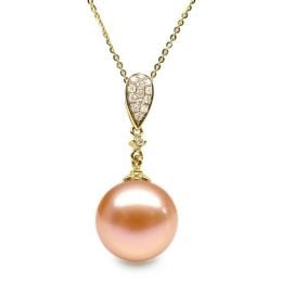 Pendentif Andromède. Perle rose 10/10.5 mm, Diamants, Or jau