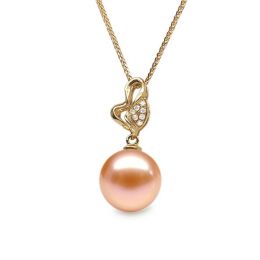 Pendentif Jeune pousse printanière. Perle rose 10/10.5 mm, D