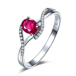 Bague rubis diamants en or blanc - Entre les doigts