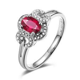 Bague de fiançailles en rubis diamants et or blanc. Motifs bouclés