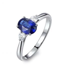 Solitaire trilogie saphir bleu 1 carat avec 2 diamants. Or b