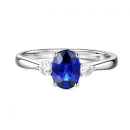 Solitaire trilogie saphir bleu 1 carat avec 2 diamants. Or blanc