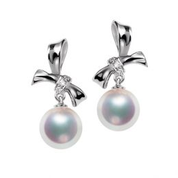 Boucles oreilles perles Akoya. Or blanc, diamants. Rubans, ganses