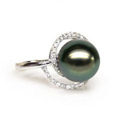 Bague or blanc - Perle de Tahiti encerclée - Diamants sertis 