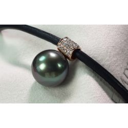 Collier pendentif Perle de Tahiti . Cordon cuir, or rose, diamants