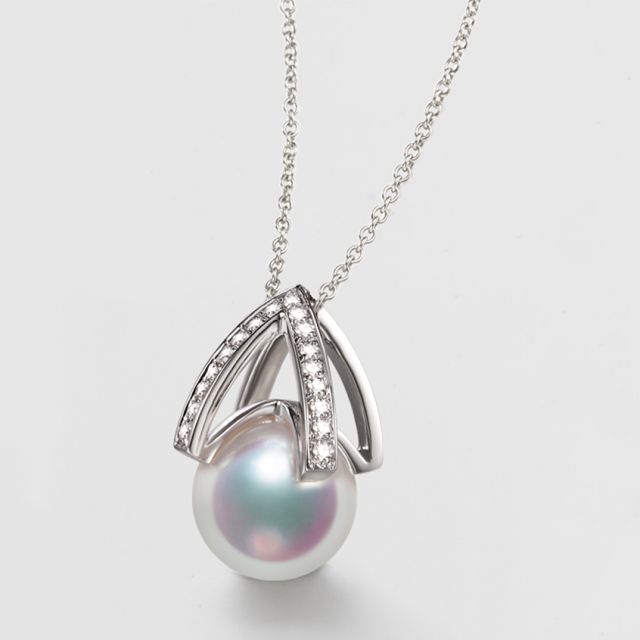Pendentif et Boucles Masako du Japon. Perles Akoya, Or blanc, diamants