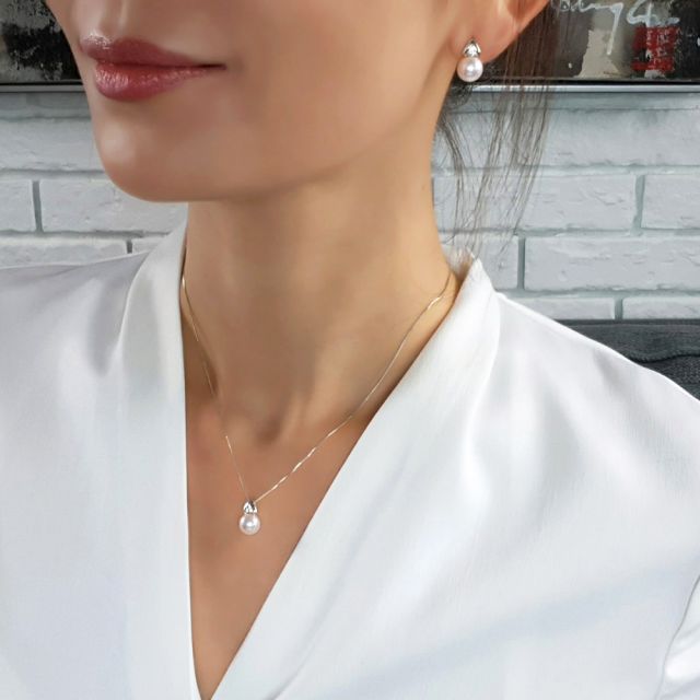 Pendentif triangulaire perle Akoya du Japon, Or blanc et diamants 