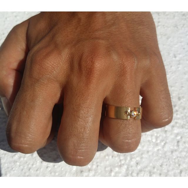 Bague anneau chevalière homme - Anneau or jaune serti clos diamant