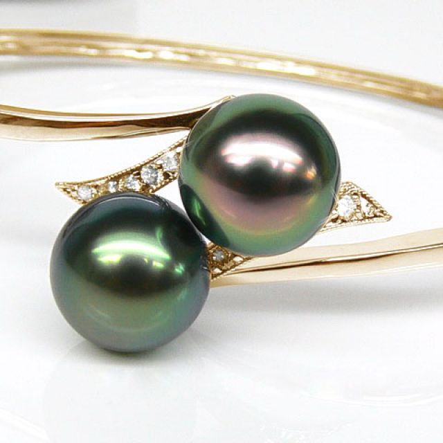 Bracelet jonc rigide or jaune - Diamants pavés - 2 perles de Tahiti