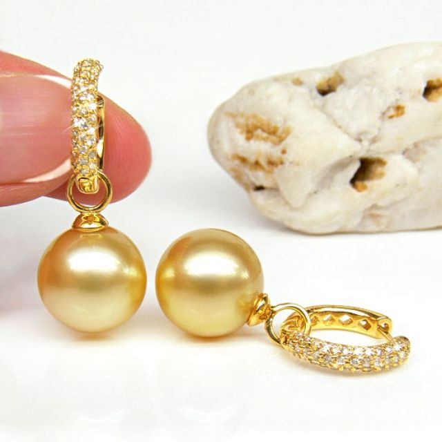 Dormeuses anneaux or jaune diamants pavés - Perles Australie