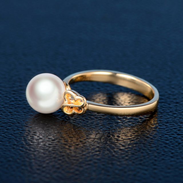 Bague anneau or jaune perle Akoya Japon. Motif Papillon