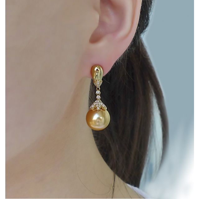 Boucles oreilles lignes Classique. Perles Australie, diamants Or jaune
