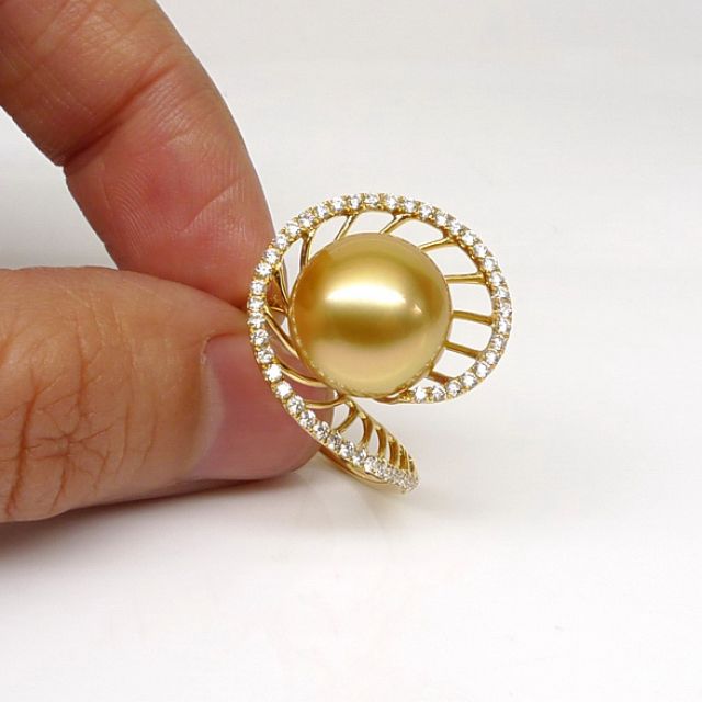 Bague forme elliptique - Perle d'Australie dorée - Or jaune, diamants