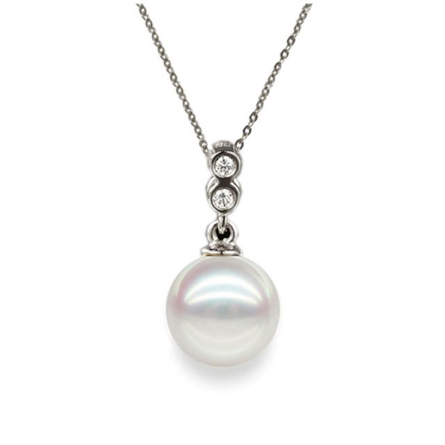 Pendentif perle Akoya 8/8.5mm. Or blanc, sertis 2 diamants